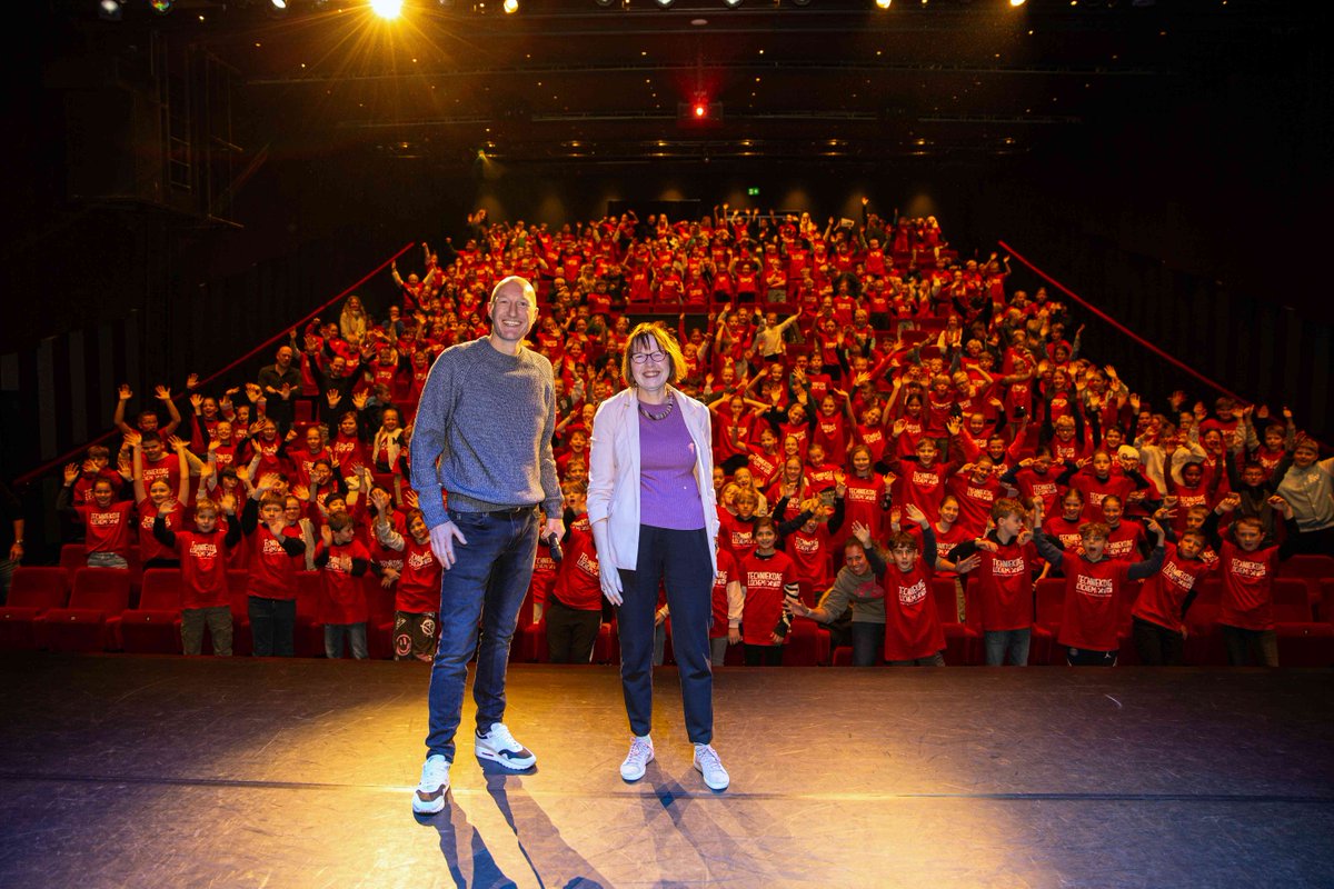 Wat een enthousiaste meute in de Schouwburg Lochem deze ochtend! Maar liefst 350 leerlingen uit groep 8 bezochten hier de opening van de Techniekdag, georganiseerd door IKL. Koen Colvoort (secretaris IKL) en wethouder Ria Leliveld (economie) gingen met de kinderen op de kiek.