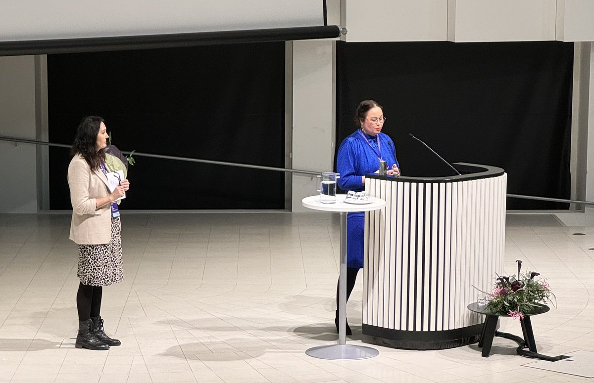 Laaja-alaisuus, tulevaisuuteen katsominen ja tutkimukseen pohjautuminen perusteina, kun Työelämän tutkimusyhdistys palkitsi vuoden työelämätekona <a href="/tyo2030/">TYÖ2030</a> -ohjelman! 
Lavalla ohjelmajohtaja Sanna Kulmala <a href="/tyoterveys/">Työterveyslaitos</a> ja <a href="/HakalaLiisa/">Liisa Hakala</a> <a href="/STM_Uutiset/">Sosiaali- ja terveysministeriö</a> 
Paljon onnea koko tiimille!