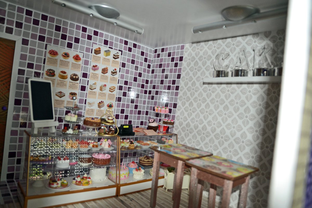 Suwi9595's tweet photo. My Purple Cafe diorama https://t.co/RzO9cEePEz