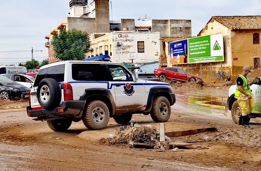 JosemaVallejo's tweet photo. GCivil, Mossos, Ertzaintza, Policía Nacional, Foral, Local.

Decenas de cuerpos policiales, cada uno sometido a sus mandos, más o menos controlados por la política.

Diferentes uniformes, pero debajo solo personas  cuyo único interés es servir.

Imagina si hubiera un solo Cuerpo. https://t.co/OYkSez4aTa