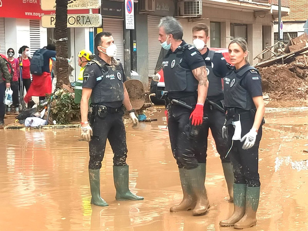 JosemaVallejo's tweet photo. GCivil, Mossos, Ertzaintza, Policía Nacional, Foral, Local.

Decenas de cuerpos policiales, cada uno sometido a sus mandos, más o menos controlados por la política.

Diferentes uniformes, pero debajo solo personas  cuyo único interés es servir.

Imagina si hubiera un solo Cuerpo. https://t.co/OYkSez4aTa