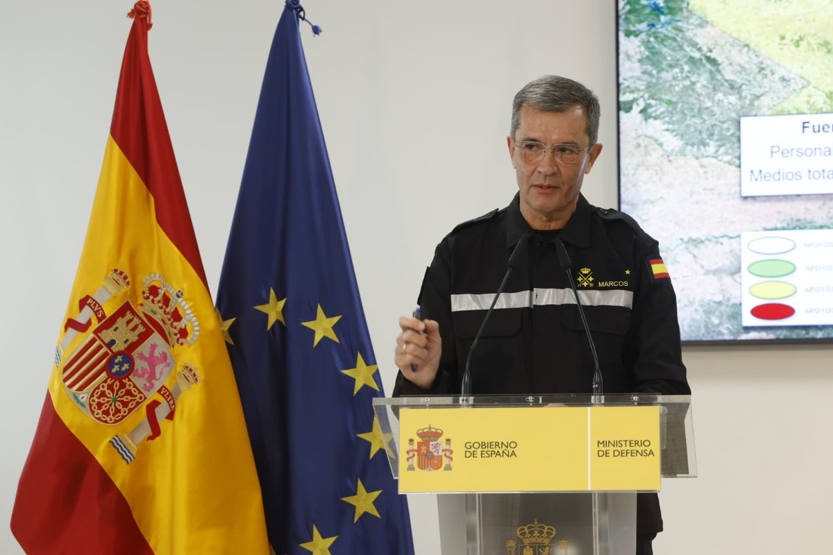 Defensagob's tweet photo. ➡️Rueda de prensa del general jefe de @UMEgob 

Las #FuerzasArmadas están actuando en 72 municipios afectados por la #dana y en las vías de comunicación que los enlazan. Están desplegados 8.474 militares que trabajan con 2.059 medios. Hasta hoy, se han desarrollado 600 misiones. https://t.co/WEsC9sVSnn