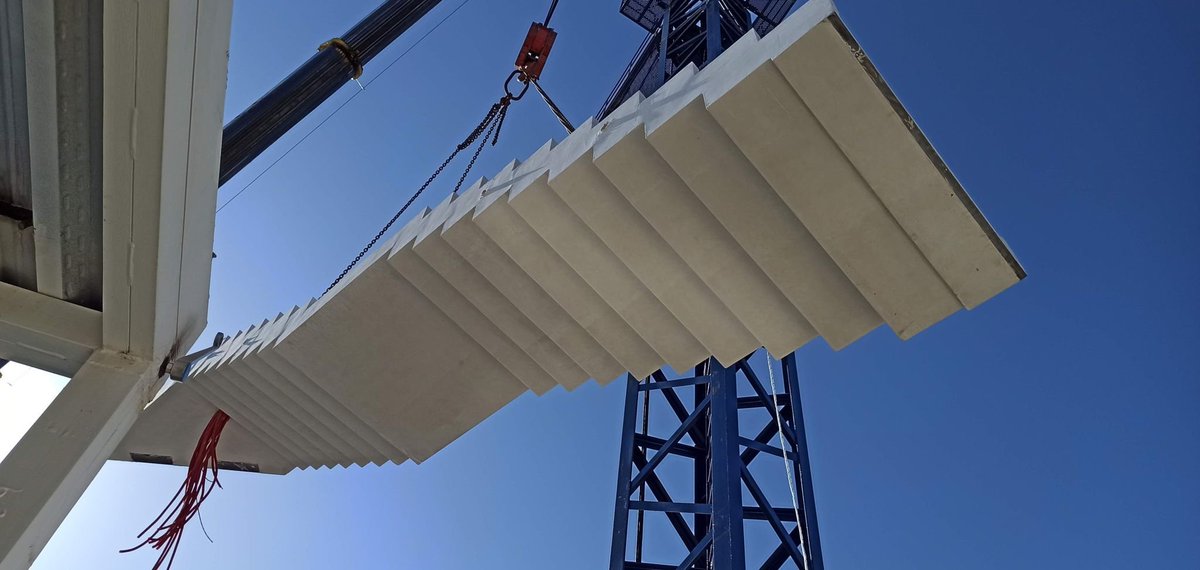 Hasta una escalera puede ser bella...eso sí, si se industrializa en prefabricado de hormigón será más sencillo lograrlo #eficiencia #estetica Fuente <a href="/GrupoQuijada/">Grupo Quijada</a> linkedin.com/posts/josegazq…