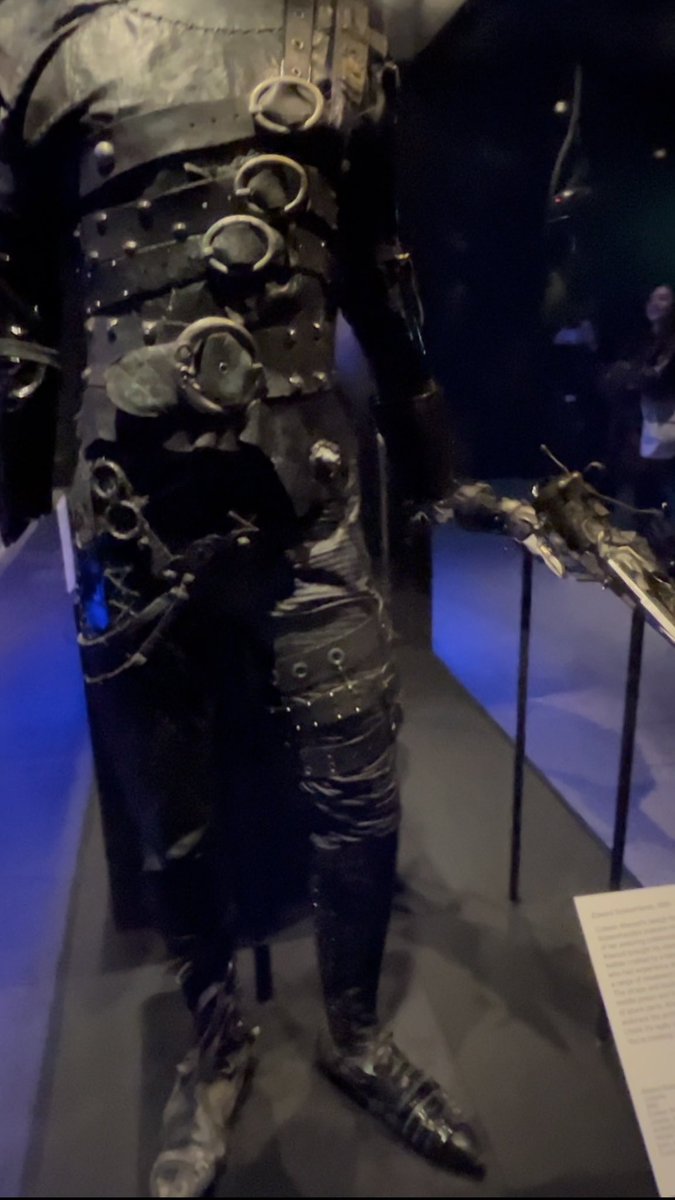 HaileyIsOnMars's tweet image. I saw the Tim Burton Exhibit in London and the actual Edward Scissorhands costume while waiting to see @PalayeRoyale🥹🖤✨ @RemingtonLeith @SebastianDanzig