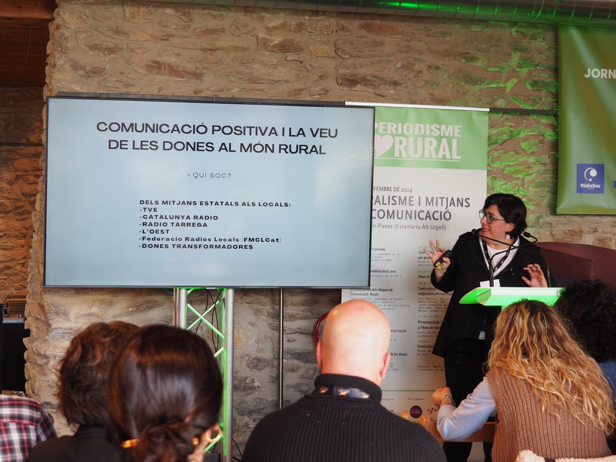 periodismerural's tweet photo. 💚Gemma Peris @gemmappdd, presidenta de @RadioLocalCat i cofundadora de @LOestCat, parla de comunicació positiva i la veu de les dones al món rural.

🔰"Apostem per un periodisme sense presses i per donar llum a històries de casa nostra, visibilitzant les dones" https://t.co/8zDzeRf6kb
