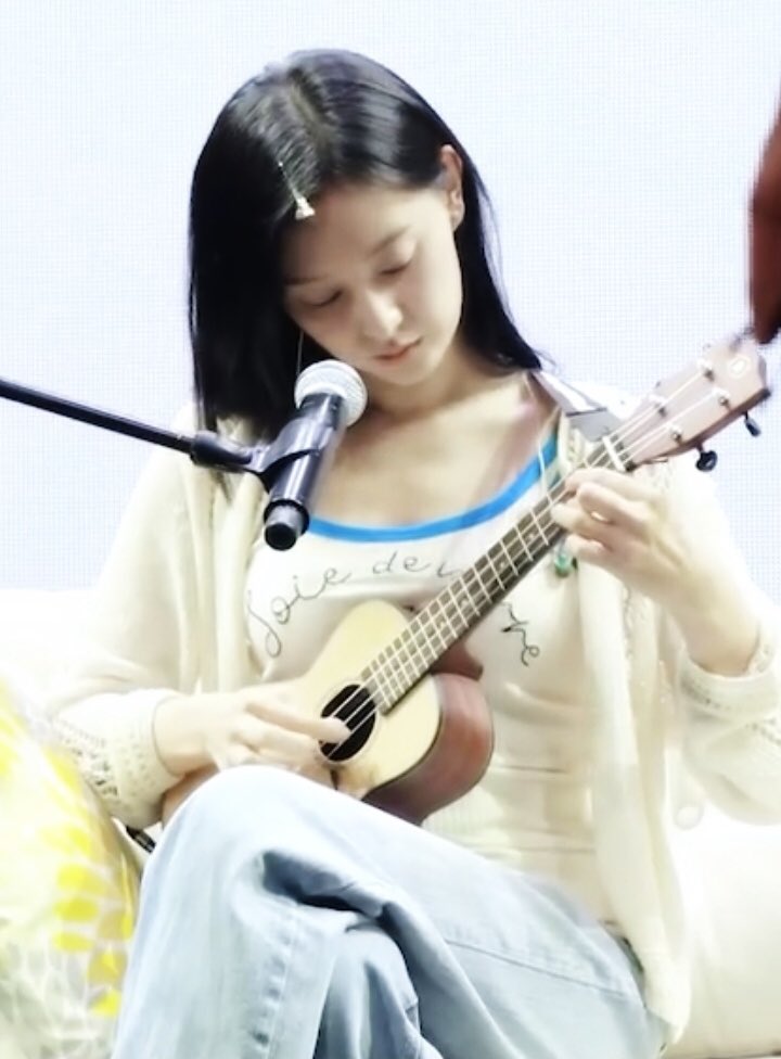 jwoniiee_'s tweet photo. She's so campus girl crush coded 🎸 https://t.co/yY8Ew1LJuC