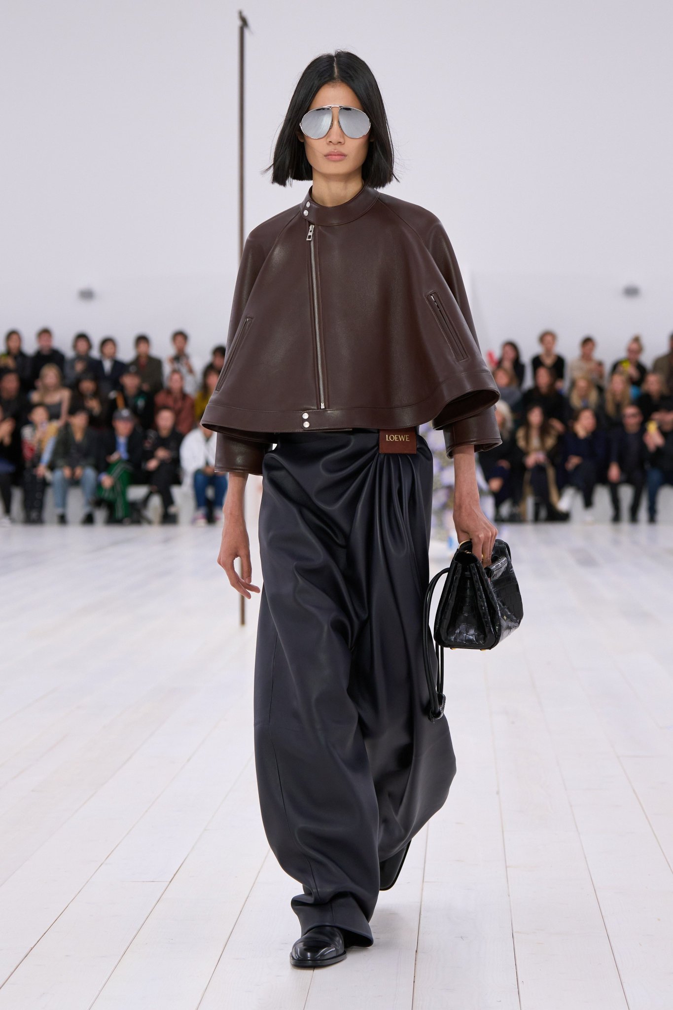 静かに語る威厳【LOEWE】レザーシャツ&ショートパンツ Gb3Oky6bcAA2JXs.jpg:large