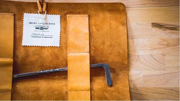beebuiltsupply's tweet image. Upgrade your beekeeping setup with the BeeBuilt x Imani Collective Tool Roll—now 55% off! 🛠️

Handmade in Kenya with ethically sourced leather, this roll organizes your hive tools in style. 🌍

beebuilt.com/products/tool-…

#BeeBuilt #ImaniCollective #BeekeepingTools