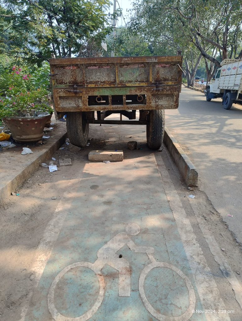 sselvan's tweet image. Till now, this is not removed sir! ❗️❗️❗️❗️

May I know when this will be removed?

This is an attempt and mark of invasion of #Motorists into #ActiveMobility infrastructure tried out by Govt.

We request to remove this and also enforce  action. 

@CommissionrGHMC @ZC_SLP