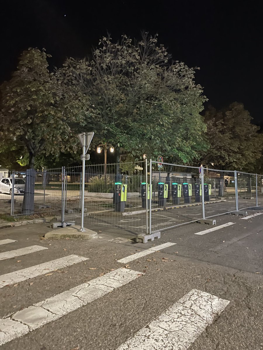 pabouger's tweet photo. 🤡🤡🤡
Les délires de l'écologie au pouvoir
#EELV #Grenoble #Borne #Parking #CMetro #OnAvance #CVCM https://t.co/UtSZVmOJwV