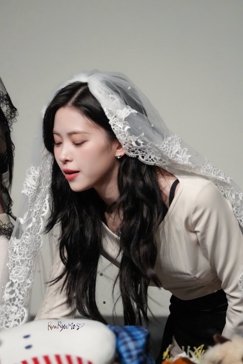 RyuRyumo_0417's tweet photo. 241108

💍

#류진  #Ryujin 
#있지  #ITZY https://t.co/ReZRcckNvi