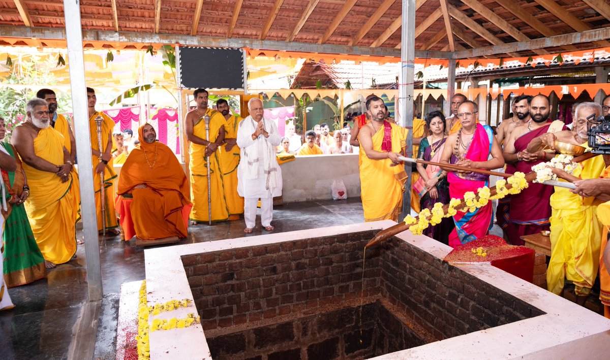 ಶ್ರೀ ನಾಟ್ಯವಿನಾಯಕ, ಲಲಿತಾ ರಾಜರಾಜೇಶ್ವರೀ ದೇವಸ್ಥಾನ - ಶ್ರೀಗಾಯತ್ರೀ ಮಹಾಸತ್ರ ಸಂಪನ್ನ ಸಮಾರಂಭ - ರಾಜಮಾನ್ಯ ಹಾಗೂ ಸಿಂಧೂರಶ್ರೀ ಪ್ರಶಸ್ತಿ ಪ್ರದಾನ ಸಮಾರಂಭದಲ್ಲಿ ಶ್ರೀಸಂಸ್ಥಾನದವರ ದಿವ್ಯಸಾನ್ನಿಧ್ಯ

05-11-2024