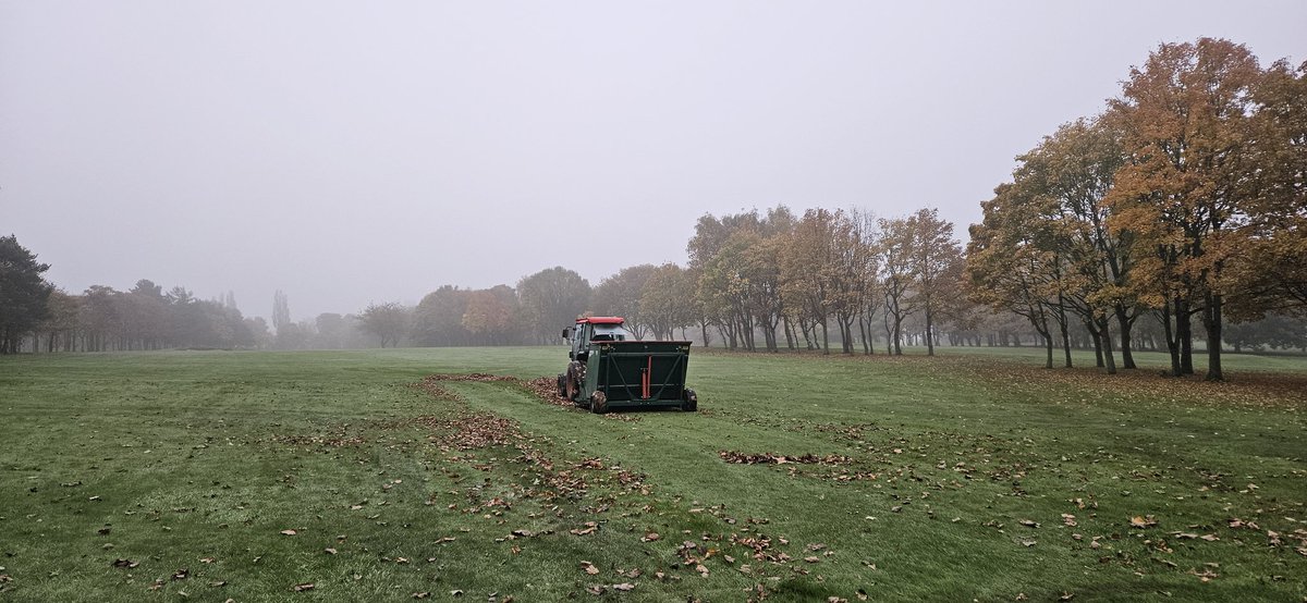 Cold and dry today <a href="/HowleyGC/">Howley Hall GC</a> as we continue to make the most of this weather. Still battling the leaves...🍂