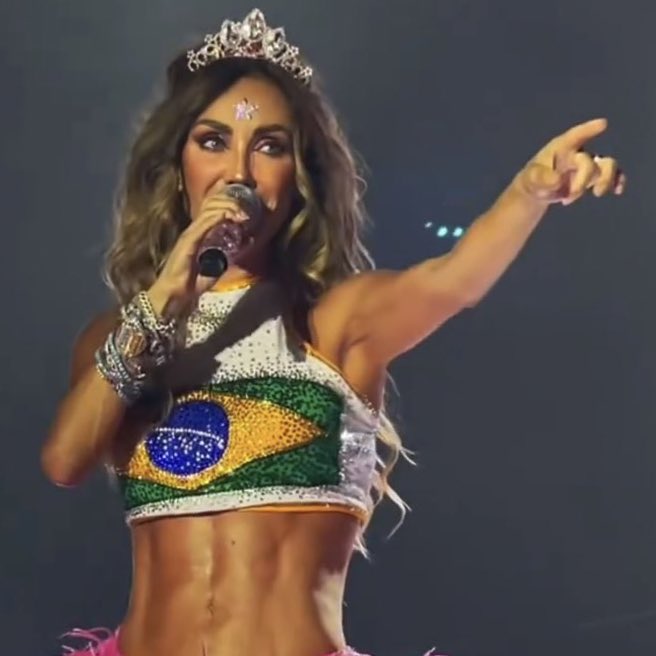 belamax292's tweet photo. uma simples frase,um impacto mundial, saudades Anahí gritando Hola Rioooo em um show aqui no RJ 😭♥️ https://t.co/CKoDyzmlk5