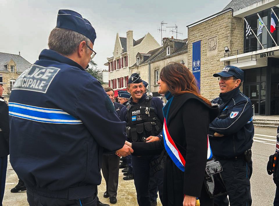 sandrinejossoan's tweet photo. Hier, j’ai assisté à la prise de commandement de la communauté de brigades de Guérande par la Lieutenant Fanny Ramisse. Meilleurs vœux de réussite pour ses nouvelles responsabilités !
Je salue l’engagement des forces de l’ordre pour la sécurité de notre territoire.
#LesSimones https://t.co/flTax8aZVZ