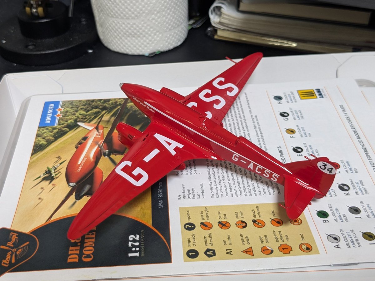 haruharuminato's tweet photo. wip 
クリアープロップ DH.88コメット

デカール貼ってクリア1層目まで完了。
グロス仕上げ目指して、ホコリとの戦いが続きます。 https://t.co/Gsv87JnK79