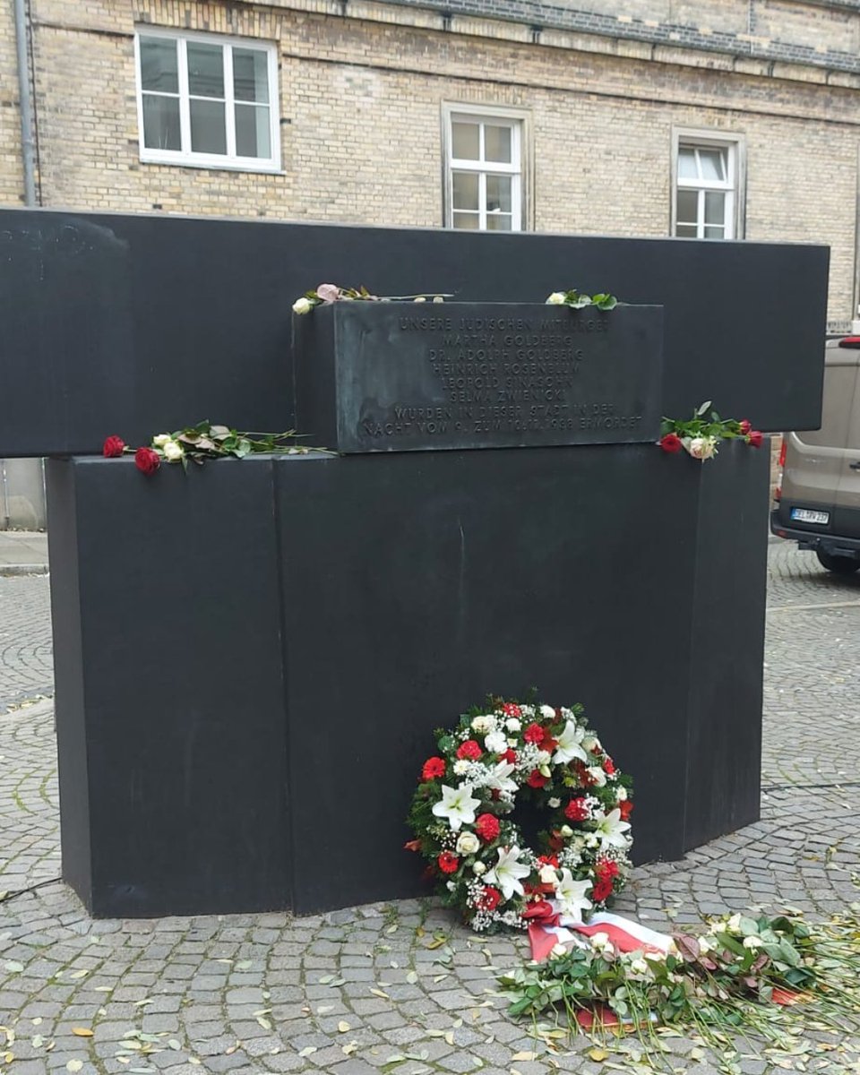 Am 9.11.1938 wurden überall in Deutschland Synagogen, Geschäfte und Wohnhäuser jüdischer Bürger*innen niedergebrannt und geplündert, Jüd*innen wurden misshandelt, verhaftet und deportiert – in Bremen gab es fünf Todesopfer.

#keinvergessen #niewieder