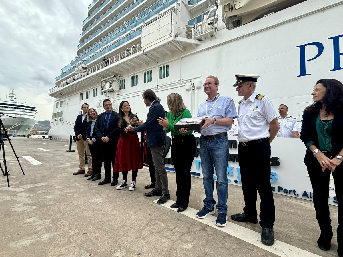 PuertodeCtg's tweet image. Nuevo hito histórico como capital turística con el crucerista número 2,5 millones del siglo XXI.

Un día de doble escala con 4.096 turistas a bordo de #SkyPrincess @PrincessCruises y #SilverDawn @Silversea ,y en una semana donde han atracado 10 🛳️en 2 triples y 2 dobles escalas.