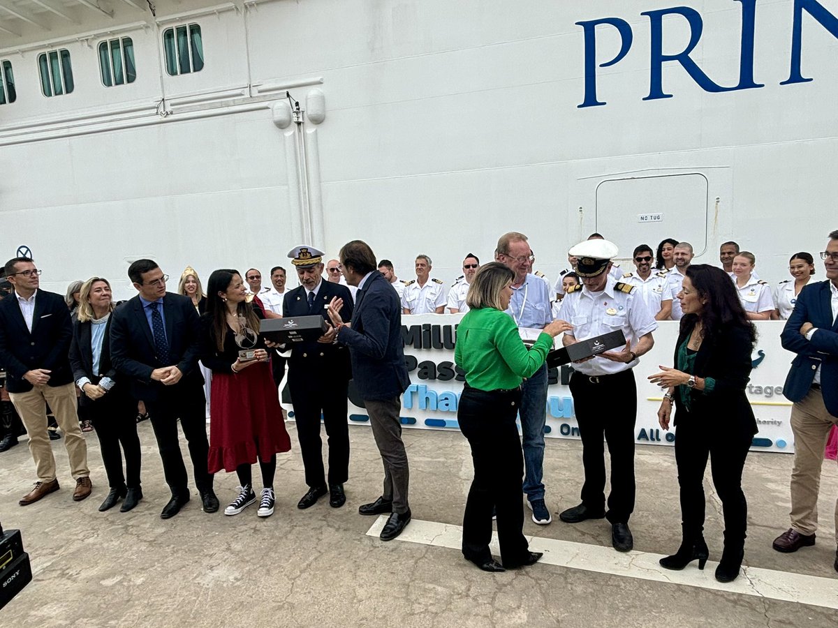 PuertodeCtg's tweet image. Nuevo hito histórico como capital turística con el crucerista número 2,5 millones del siglo XXI.

Un día de doble escala con 4.096 turistas a bordo de #SkyPrincess @PrincessCruises y #SilverDawn @Silversea ,y en una semana donde han atracado 10 🛳️en 2 triples y 2 dobles escalas.