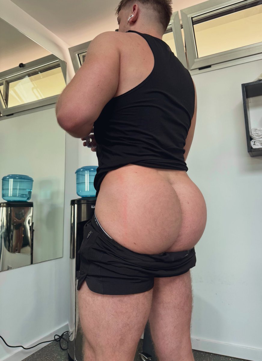 Bubblebuttlad's tweet photo. Who’s coming to work out with me? https://t.co/jw1PlS0Wby
