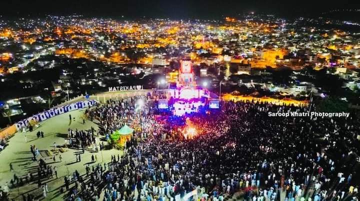 HullioSikandar's tweet image. Tharparkar celebrated #Diwali2024 with #LahootiMelo this weekend in Mithi with dazzling lights and colors that felt touching the sky.

This scale and wave of happiness adding more jubilation, as #TharCoal is now meeting our energy needs in Pakistan, with coal-fired electricity