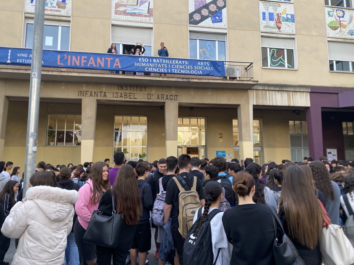 jcalpe's tweet photo. Minut de silenci en #solidaritat amb els afectats per la #dana #Valencia. Plegats, els instituts ⁦#insinfanta i #joandaustria. https://t.co/CYEGkhw2i0