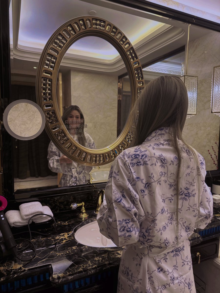 福利姬揪耳朵分享的黄推图片2 - 网红私拍内容