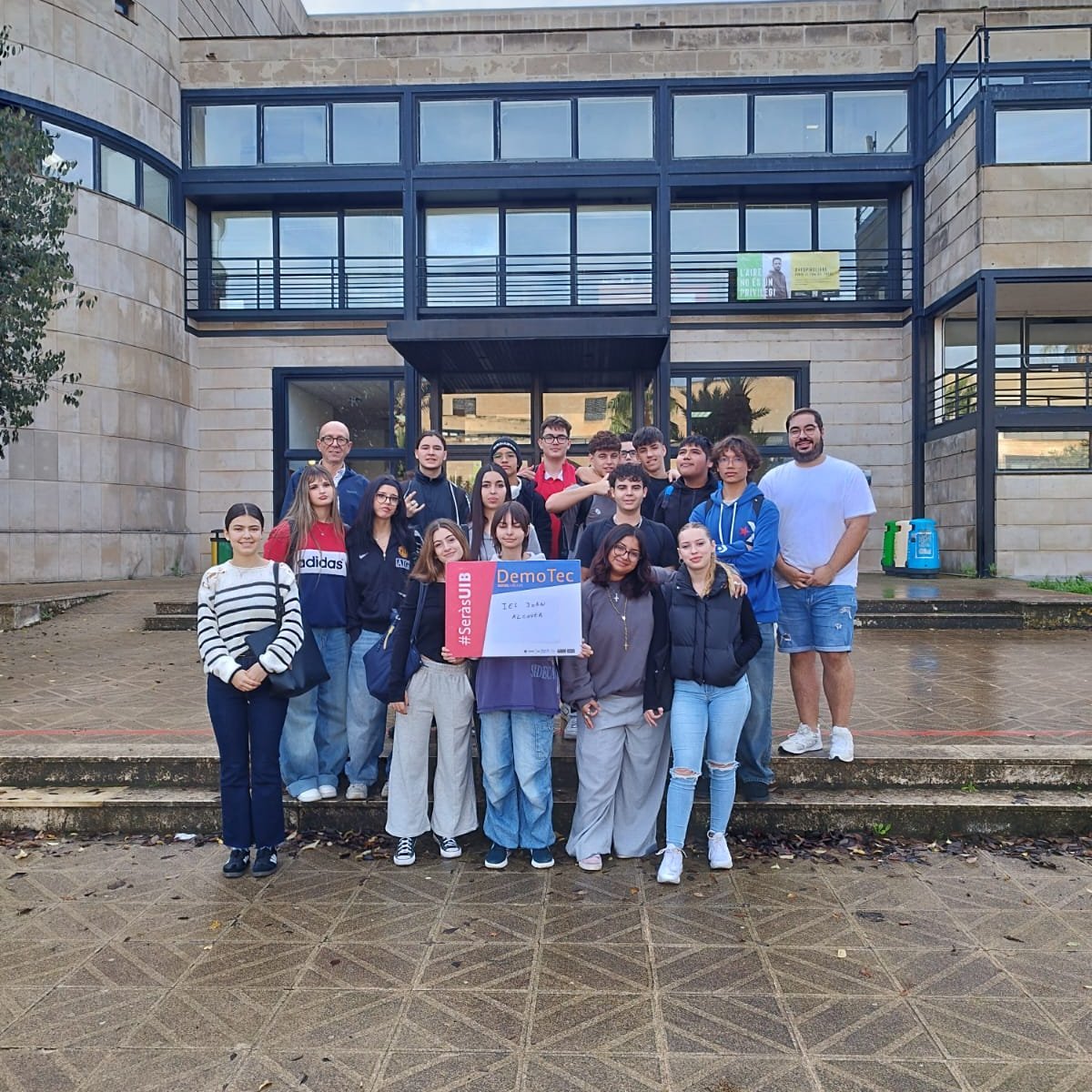 PortUIB's tweet image. Aquesta setmana hem començat les pràctiques al laboratori #DemoTec amb l'objectiu de fomentar l’interès per leses matemàtiques🔢, l'enginyeria🤖🛜💻, i l'edificació🏠📐📏 entre els estudiants d’ESO i 1r de batxillerat
➡️seras.uib.cat/demolab_demote…
#SeràsUIB
