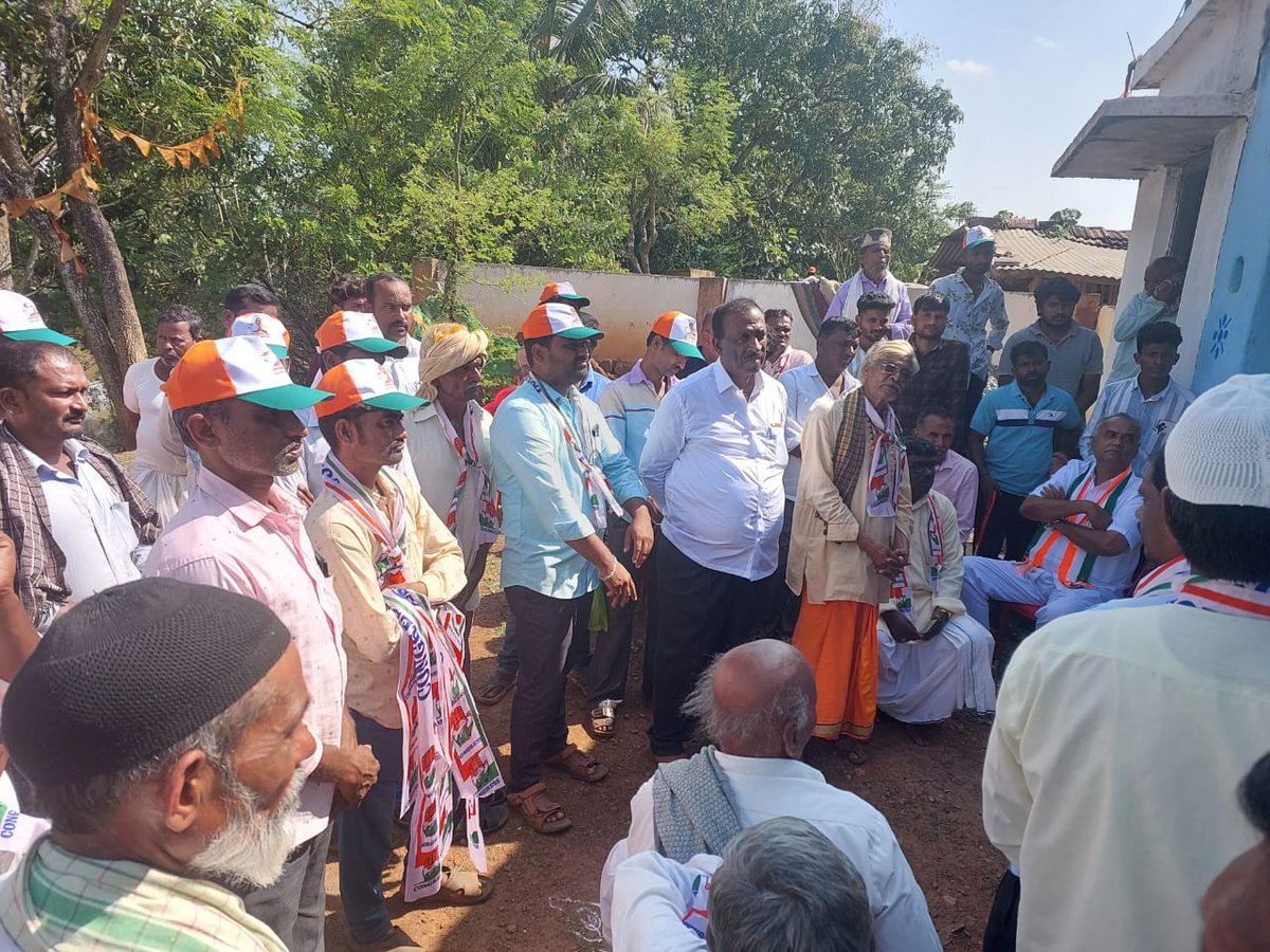 iShivanandpatil's tweet photo. ಶಿಗ್ಗಾಂವಿ- ಸವಣೂರು ಕ್ಷೇತ್ರದ ವಿಧಾನ ಸಭಾ ಉಪ ಚುನಾವಣೆಯ ಕಾಂಗ್ರೆಸ್ ಅಭ್ಯರ್ಥಿ ಯಾಸೀರ್‌ ಖಾನ್‌ ಪಠಾಣ್‌ ಅವರ ಪರವಾಗಿ ಶಿಗ್ಗಾಂವಿ ತಾಲೂಕಿನ ಮಮದಾಪುರ &amp; ಕುನ್ನೂರು ಪ್ರಚಾರ ಸಭೆಯಲ್ಲಿ ಭಾಗವಹಿಸಲಾಯಿತು

ಈ ವೇಳೆ ಶಾಸಕರಾದ @vinaykulkarniJH , ಅಭ್ಯರ್ಥಿ ಯಾಸೀರ್‌ ಖಾನ್‌ ಪಠಾಣ್‌ ಮತ್ತಿತರರು ಉಪಸ್ಥಿತರಿದ್ದರು.

#Shiggon https://t.co/LJNBUHZln0