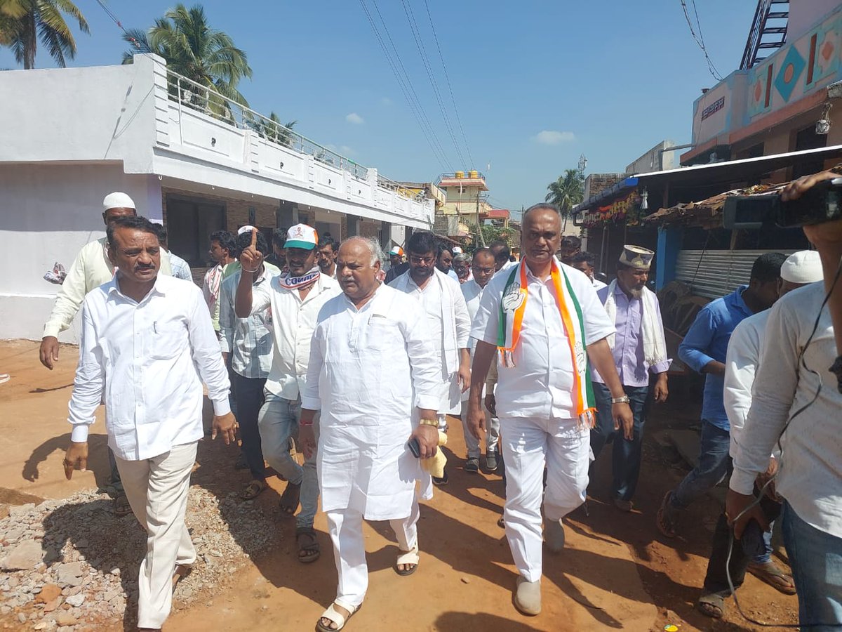 iShivanandpatil's tweet photo. ಶಿಗ್ಗಾಂವಿ- ಸವಣೂರು ಕ್ಷೇತ್ರದ ವಿಧಾನ ಸಭಾ ಉಪ ಚುನಾವಣೆಯ ಕಾಂಗ್ರೆಸ್ ಅಭ್ಯರ್ಥಿ ಯಾಸೀರ್‌ ಖಾನ್‌ ಪಠಾಣ್‌ ಅವರ ಪರವಾಗಿ ಶಿಗ್ಗಾಂವಿ ತಾಲೂಕಿನ ಮಮದಾಪುರ &amp; ಕುನ್ನೂರು ಪ್ರಚಾರ ಸಭೆಯಲ್ಲಿ ಭಾಗವಹಿಸಲಾಯಿತು

ಈ ವೇಳೆ ಶಾಸಕರಾದ @vinaykulkarniJH , ಅಭ್ಯರ್ಥಿ ಯಾಸೀರ್‌ ಖಾನ್‌ ಪಠಾಣ್‌ ಮತ್ತಿತರರು ಉಪಸ್ಥಿತರಿದ್ದರು.

#Shiggon https://t.co/LJNBUHZln0