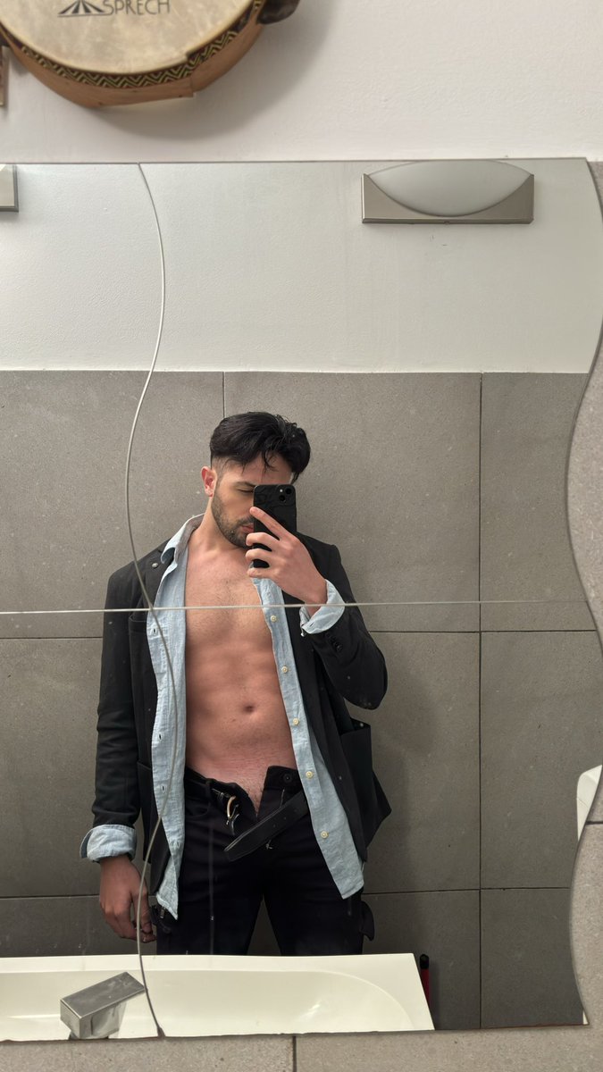 Dorian_Oleandro's tweet photo. Ormai le foto sempre nel bagno dell’ufficio posso farle. 🤡 https://t.co/HDbCN95NM8