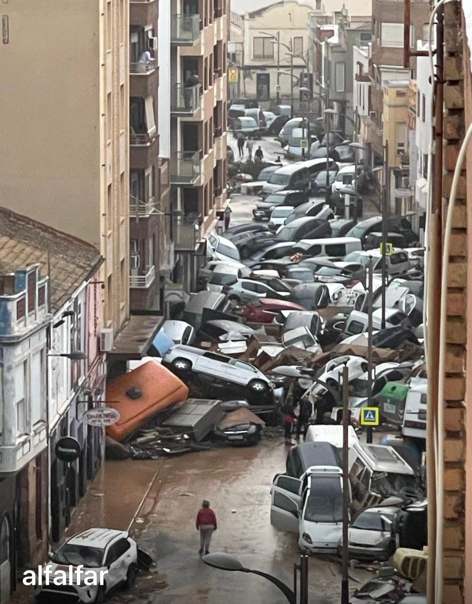 VicenteKster's tweet photo. Dedicated to #Valencia and all the people who are suffering all kind of calamities #help #solidarity #empathy #empowerment #support #courage #strength #SOSValencia #ValenciaFloods #HelpValencia 
Valencia will stand up and recover! 💪🙌⛑❤️❤️Thanks to all of you who are helping 😘 https://t.co/sJXdKBQrpL