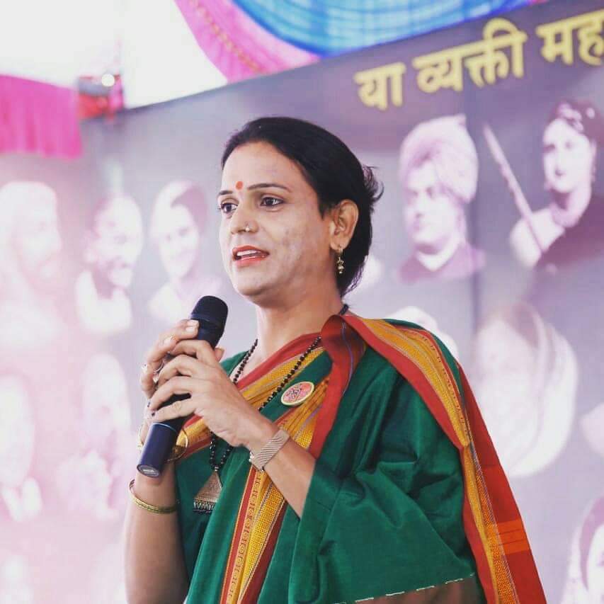 sawsammer3's tweet photo. आता काय हिजड्याला निवडून देणार?? 

धिक्कार असो प्रस्थापित पक्षांचा 👎👎👎!!  

सदाभाऊ खोत यांचा निषेध करणाऱ्या पुरोगामी लोकांनी जरा आपल्या स्वतःकडे पण आपला पक्षाकडे  पाहावं.

स्वतःला धर्मनिरपेक्ष, संवेदनशील समजणारे भाजपवाले, काँग्रेसवाले, परिवर्तन महाशक्तीवाले यांच्यातील काही चिल्ले पिल्ले वाड्या वस्त्यांत जाऊन प्रचार करत आहेत की, आता काय हिजड्याला निवडून देणार काय ?

हा आमचा पुरोगामी महाराष्ट्र !!

इतक्या खालच्या लेव्हल वर जावून तुम्ही स्वतः टीका करणार आणि दुसऱ्यांना नाव ठेवणार.

तुमचा जाहीर निषेध, तुमच्या मानसिकतेचा जाहीर निषेध.

सरोदे, चौधरी, वागळे, पाटील  हे  याचा जाहीर निषेध कधी करणार ? 

निषेध नसाल करणार तर नक्कीच तुमची भूमिका संशयास्पद आहे. निदान समानतेच्या गप्पा तर तुम्ही करूच नका.

शमिभा पाटील या वंचित बहुजन आघाडीच्या रावेर विधानसभा मतदारसंघाच्या उमेदवार आहेत.