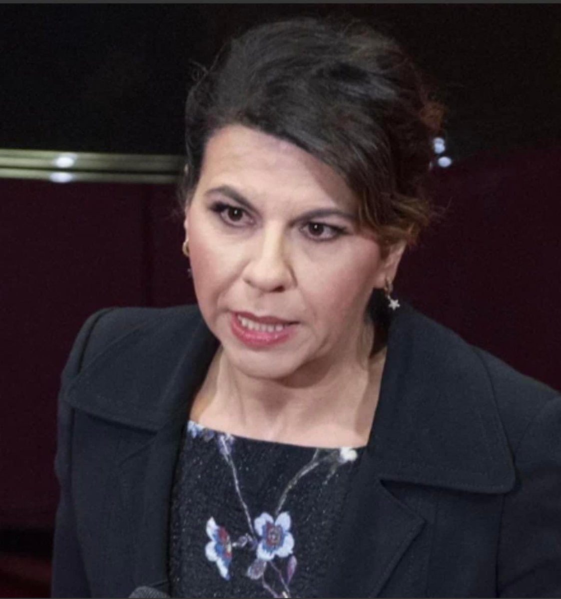 Geppi Cucciari si è presentata in Senato davanti a Ignazio La Russa e ha infilato una serie di perle meravigliosamente ironiche (ma non solo) sulla Rai, sul controllo asfissiante a cui è sottoposta, sull’atavica lottizzazione del fu Servizio pubblico.

“Che ci faccio qui?