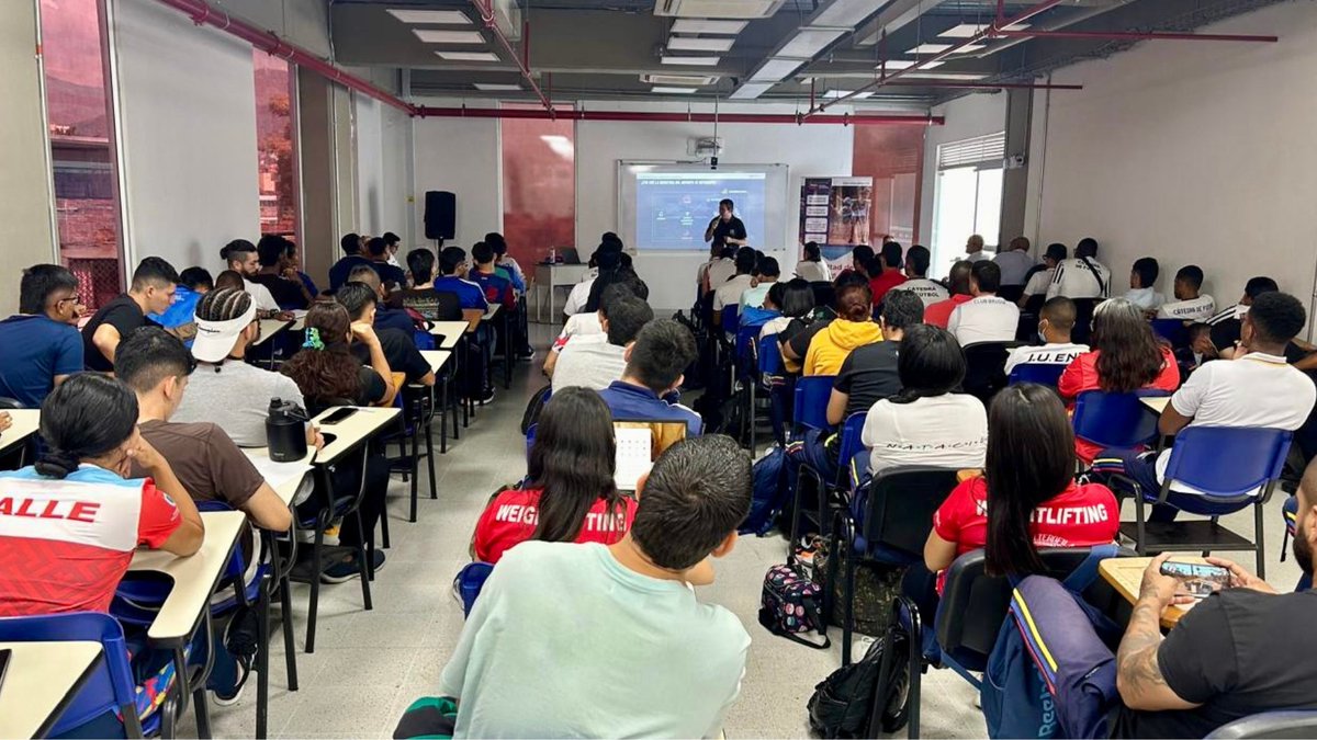 Cruyff_Inst_ES's tweet photo. ¡Esta semana nuestro Responsable de Ventas, Roman Pascual, está en #Colombia!

Impartirá charlas sobre Tendencias en Deporte y Turismo Deportivo en @endeporte_, visitará la @usbbog, el @Poligran, el @EnvigadoFC y la @FCF_Oficial.

📸 ¡Os compartimos algunas fotos de la jornada! https://t.co/MxxWP7KoKZ