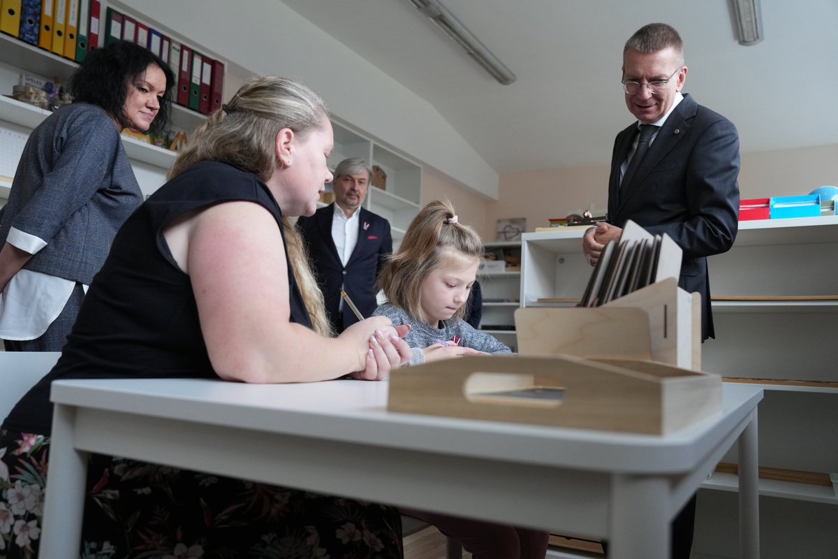 Darba vizītes <a href="/LimbazuNovadsLV/">Limbažu novads</a> turpinājumā Valsts prezidents <a href="/edgarsrinkevics/">Edgars Rinkēvičs</a> apmeklēja Limbažu novada speciālo pamatskolu Katvaros

📸 flic.kr/s/aHBqjBR5Yv