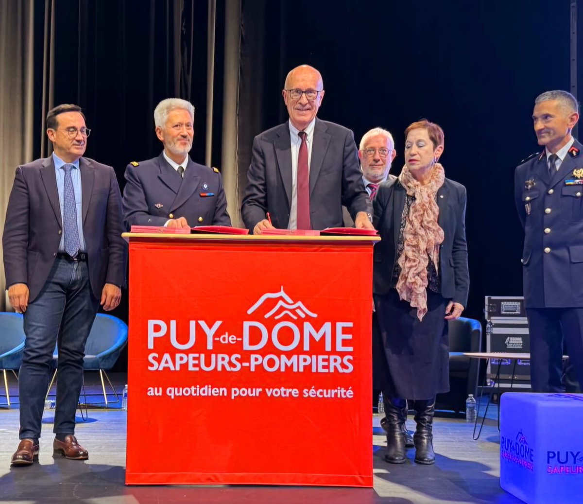 ChauvinLionel63's tweet photo. Hier à 📍Mozac, cérémonie de remise des "labels employeurs pour les Sapeurs-Pompiers" du @SDIS_63

➡️ Distinction destinée à valoriser les employeurs qui adhèrent à la démarche d’engagement citoyen des sapeurs-pompiers volontaires et s’y associent en signant une Convention 🚒 https://t.co/zAj732UZGQ