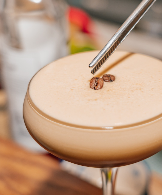 TASTmallorca's tweet photo. ¡Salud! Ven y disfruta de nuestros cócteles únicos. 🍹 #CóctelesPerfectos

▪️ ⏰ De lunes a sábado de 18h a 1h.
▪️ 📩 Mail: tastclub@tast.com
▪️ 📞 Teléfono: +34 971 71 01 50

#SienteTast #restaurantespalmademallorca #cocinamediterránea #TastClubPalma https://t.co/1z9MiqwwsT