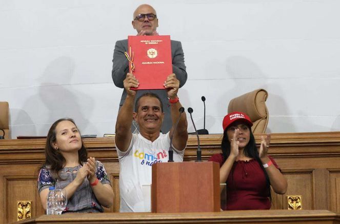 Parlamento venezolano aprueba reforma de Ley Orgánica de las Comunas fusernews.com/parlamento-ven…