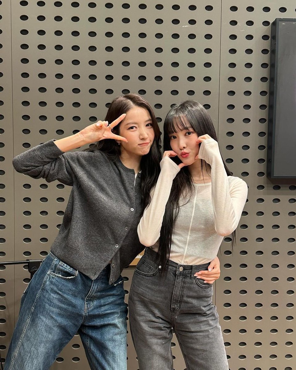 the way sowon and yuju were there not as gfriend's leader and main vocal but as actress kim sowon and dj yuju 🥹🤏🏻