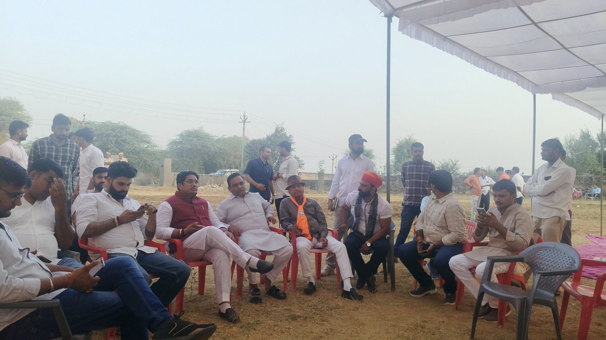 bharatbeniwal_'s tweet photo. कल झुंझुनू विधानसभा क्षेत्र सुल्ताना में माननीय मुख्यमंत्री भजनलाल जी की होने वाली सभा के लिए कैबिनेट मंत्री अविनाश गहलोत जी, प्रदेश मंत्री विजेंद्र पूनिया जी, पूर्व विधायक रूपाराम मुरावतीया जी, रणसिंह जी, विकास चौधरी जी, महेश जी और अन्य सभी के साथ सभा स्थल पर पहुंचकर सभा स्थल का निरीक्षण किया  और कल होने वाली बड़ी सभा की तैयारीयो को देखा l
#bharatBeniwal #jhunjhunuvidhansabha #झुंझुनू #उपचुनाव_खींवसर