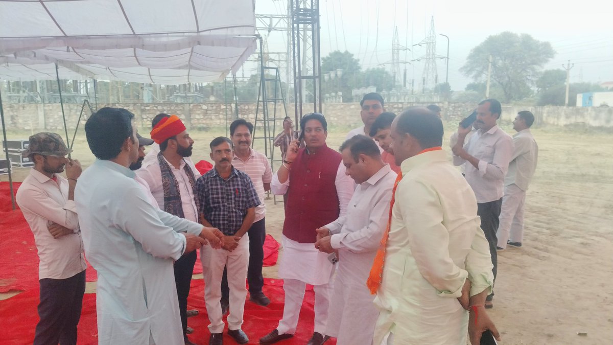 bharatbeniwal_'s tweet photo. कल झुंझुनू विधानसभा क्षेत्र सुल्ताना में माननीय मुख्यमंत्री भजनलाल जी की होने वाली सभा के लिए कैबिनेट मंत्री अविनाश गहलोत जी, प्रदेश मंत्री विजेंद्र पूनिया जी, पूर्व विधायक रूपाराम मुरावतीया जी, रणसिंह जी, विकास चौधरी जी, महेश जी और अन्य सभी के साथ सभा स्थल पर पहुंचकर सभा स्थल का निरीक्षण किया  और कल होने वाली बड़ी सभा की तैयारीयो को देखा l
#bharatBeniwal #jhunjhunuvidhansabha #झुंझुनू #उपचुनाव_खींवसर