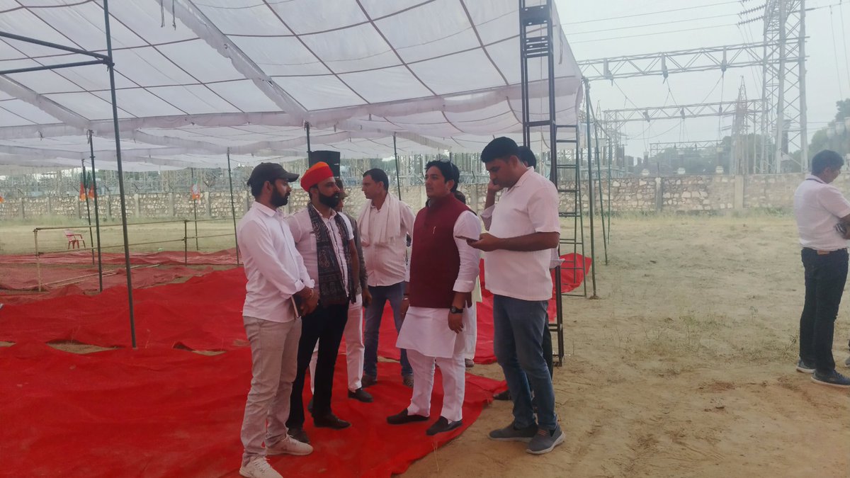 bharatbeniwal_'s tweet photo. कल झुंझुनू विधानसभा क्षेत्र सुल्ताना में माननीय मुख्यमंत्री भजनलाल जी की होने वाली सभा के लिए कैबिनेट मंत्री अविनाश गहलोत जी, प्रदेश मंत्री विजेंद्र पूनिया जी, पूर्व विधायक रूपाराम मुरावतीया जी, रणसिंह जी, विकास चौधरी जी, महेश जी और अन्य सभी के साथ सभा स्थल पर पहुंचकर सभा स्थल का निरीक्षण किया  और कल होने वाली बड़ी सभा की तैयारीयो को देखा l
#bharatBeniwal #jhunjhunuvidhansabha #झुंझुनू #उपचुनाव_खींवसर