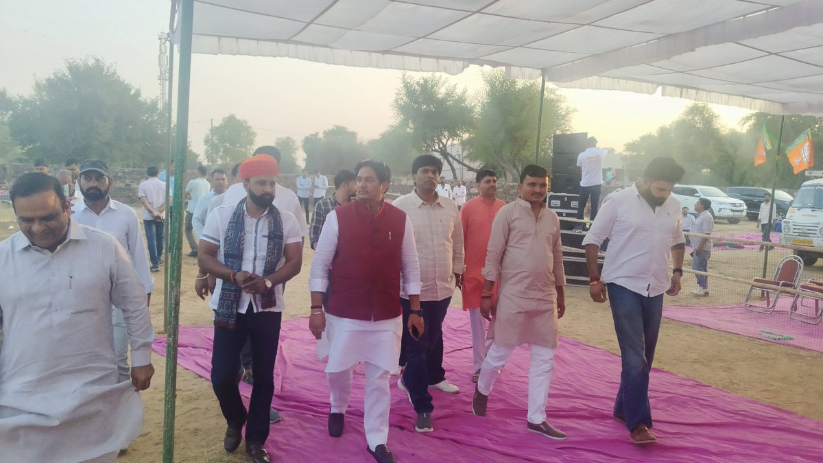 bharatbeniwal_'s tweet photo. कल झुंझुनू विधानसभा क्षेत्र सुल्ताना में माननीय मुख्यमंत्री भजनलाल जी की होने वाली सभा के लिए कैबिनेट मंत्री अविनाश गहलोत जी, प्रदेश मंत्री विजेंद्र पूनिया जी, पूर्व विधायक रूपाराम मुरावतीया जी, रणसिंह जी, विकास चौधरी जी, महेश जी और अन्य सभी के साथ सभा स्थल पर पहुंचकर सभा स्थल का निरीक्षण किया  और कल होने वाली बड़ी सभा की तैयारीयो को देखा l
#bharatBeniwal #jhunjhunuvidhansabha #झुंझुनू #उपचुनाव_खींवसर