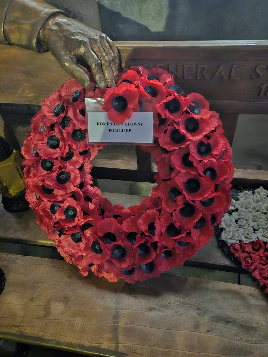 PLinEdinburgh's tweet photo. KG Ł. Lutostański wraz z delegacją @PolskaPolicja złożyli wieniec pod pomnikiem gen. Maczka w Edynburgu. 
Dziękujemy za spotkania w Szkocji 🏴󠁧󠁢󠁳󠁣󠁴󠁿
#Maczek https://t.co/YYxPHSSDL8
