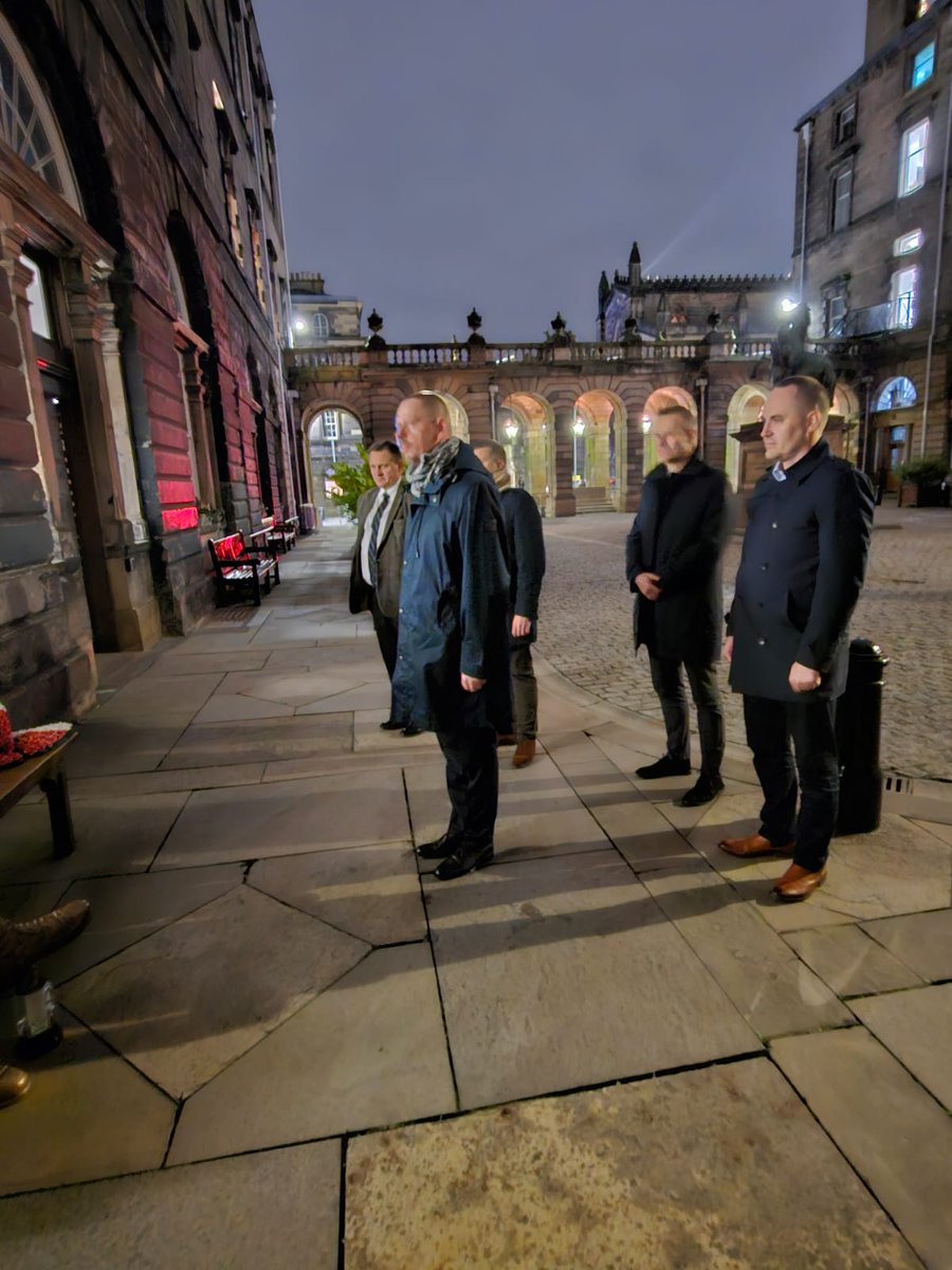 PLinEdinburgh's tweet photo. KG Ł. Lutostański wraz z delegacją @PolskaPolicja złożyli wieniec pod pomnikiem gen. Maczka w Edynburgu. 
Dziękujemy za spotkania w Szkocji 🏴󠁧󠁢󠁳󠁣󠁴󠁿
#Maczek https://t.co/YYxPHSSDL8