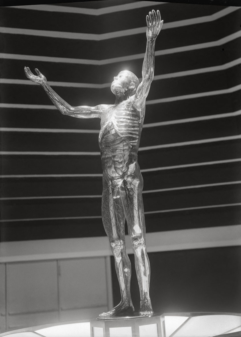 L'homme de verre, exposition internationale de Paris, mai 1937. Et si vous veniez découvrir notre exposition de photos "Le verre dans les collections de l'agence Roger-Viollet" ? Vous y découvririez quelques pépites comme cette image de cet incroyable homme de verre 💪