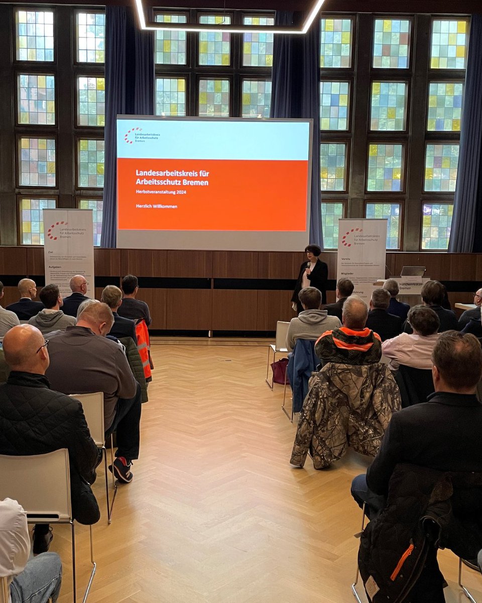 Senatorin Claudia Bernhard hat gestern auf der Herbsttagung des Landesarbeitskreises für Arbeitsschutz in Bremen ein Grußwort in der Handwerkskammer gehalten.
In diesem Jahr lautete das Thema "„Erfahrung trifft Kraft - Arbeit gesund gestalten“. 

Fotos: Handwerkskammer Bremen