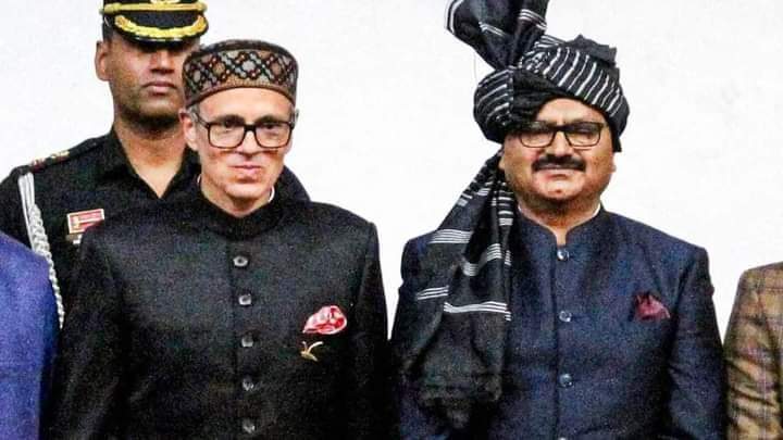 ocjain4's tweet image. यह हैं उमर अब्दुला सरकार में डिप्टी चीफ मिनिस्टर  सुरिंदर चौधरी। 
ये पहले भाजपा में थे। 
ये हिंदू हैं, 
हिंदू मेजॉरिटी क्षेत्र से जीत कर आए हैं, 
भाजपा के स्टेट चीफ को हराकर...
अब और आगे भी गौर फरमाए ...यही वो हिंदू है जिसने कल आर्टिकल 370 के खिलाफ  जम्मू कश्मीर असेंबली में मोशन…