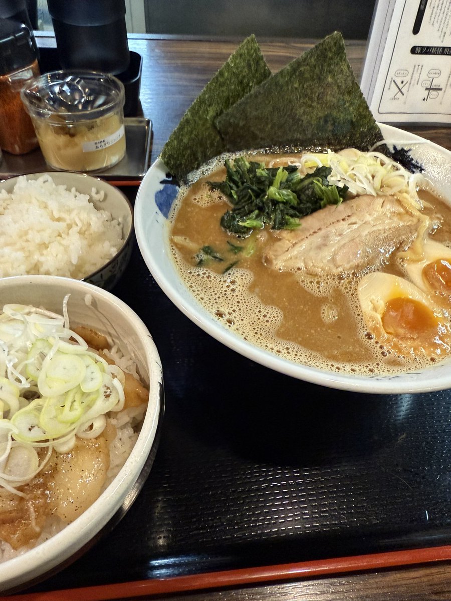 ラーメン食べてきました☺️
久しぶりの飛燕で元気もりもりです！
次は裏のお店にもお邪魔しますね！